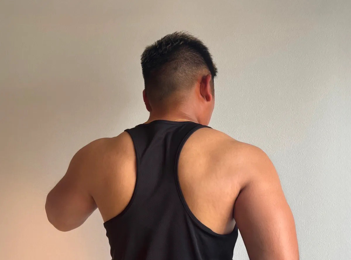 松本大輝 NapNest福岡のゲイマッサージセラピスト ガテン系 筋肉質な背中