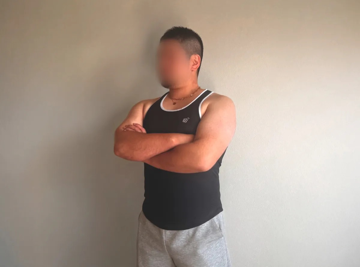 大原浩二－NapNest福岡的男同志按摩療癒師，壯碩體型，雙手抱胸姿勢