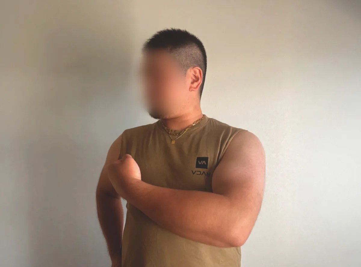 大原浩二 NapNest福岡のゲイマッサージセラピスト ガチムチ タンクトップ姿で太い腕