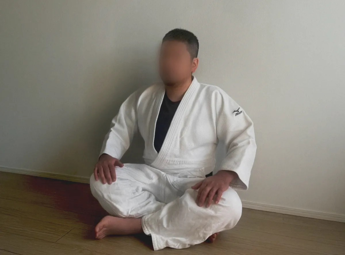 大原浩二－NapNest福岡的男同志按摩療癒師，前柔道部出身，穿著柔道服坐著