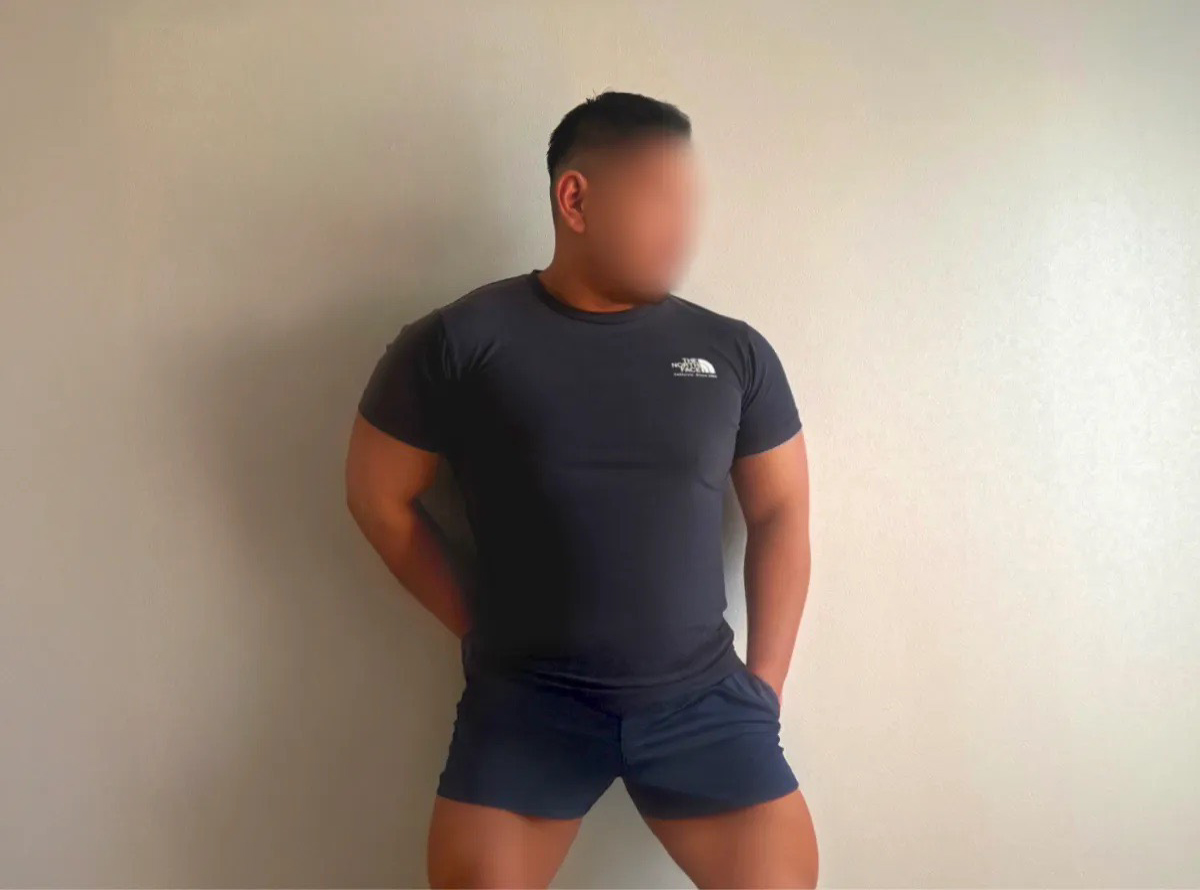 井上雄一郎－NapNest福岡的男同志按摩療癒師，壯碩體型，站姿